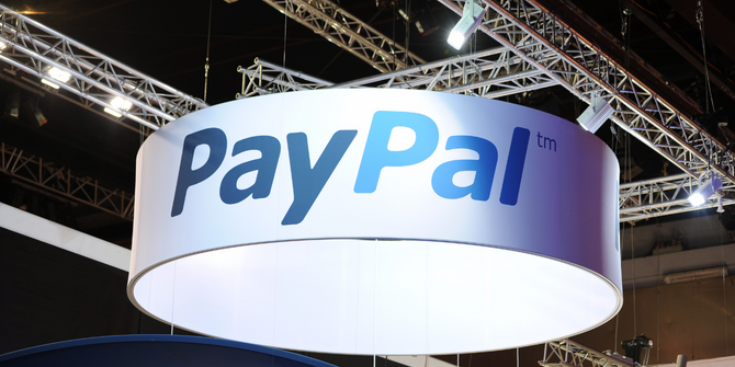 Panneau de plafond montrant le logo PayPal