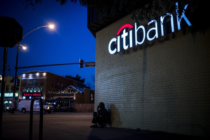 Succursale de la Citibank la nuit
