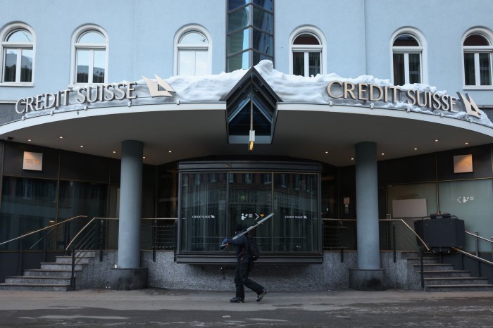 Un skieur passe devant le bâtiment du Crédit Suisse 