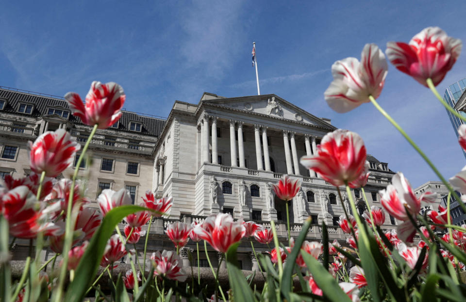 taux d'intérêt Le bâtiment de la Banque d'Angleterre est entouré de fleurs à Londres, en Grande-Bretagne, le 8 mai 2024. REUTERS/Carlos Jasso/File Photo