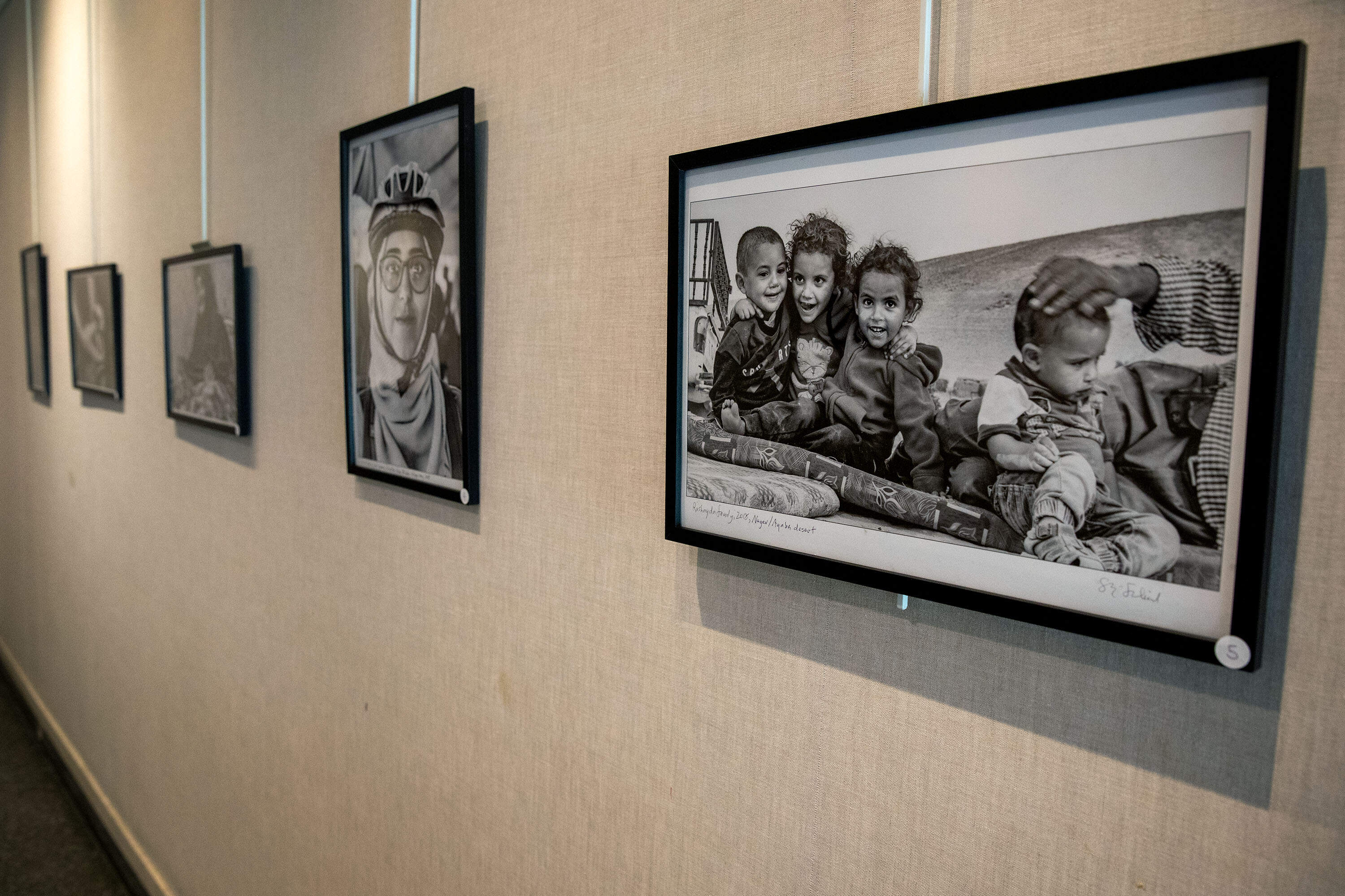 Une photographie intitulée « Famille Rashayda, 2018, désert du Néguev/Aqaba »  dans l'exposition du photographe Skip Shiel à la Newton Free Library.  (Robin Lubbock/WBUR)